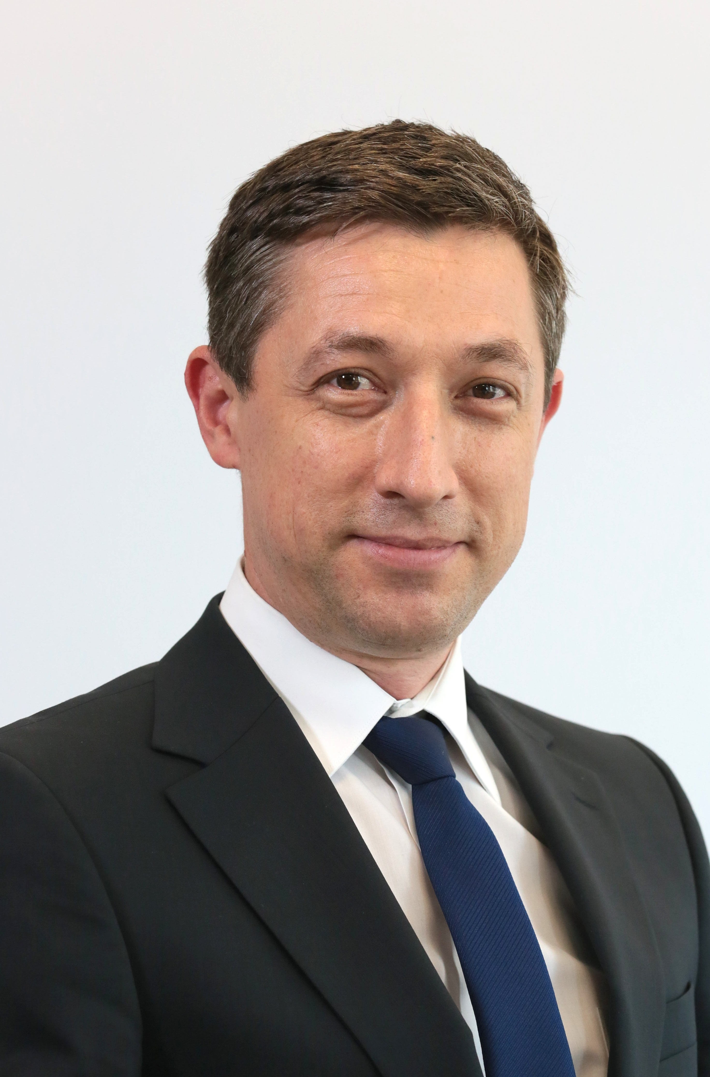 Lucian Enaru va prelua funcţia de Director General după 13 ani în cadrul echipei Schneider Electric